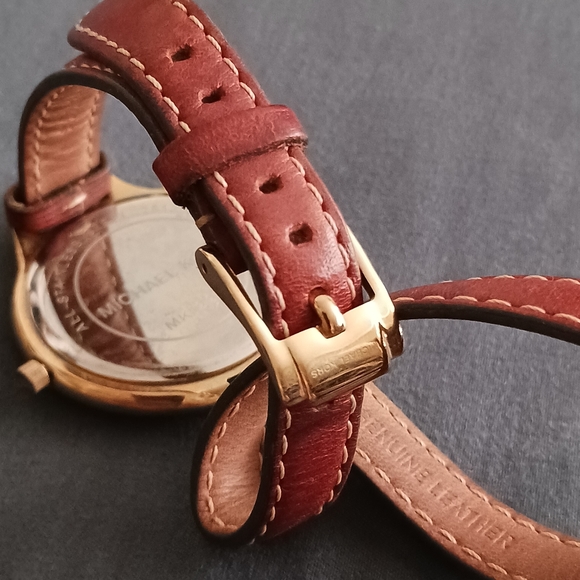 VINTAGE | MICHAEL KORS BEAUTIFUL LEATHER WRAP AROUND BRACELET - Picture 7 of 12